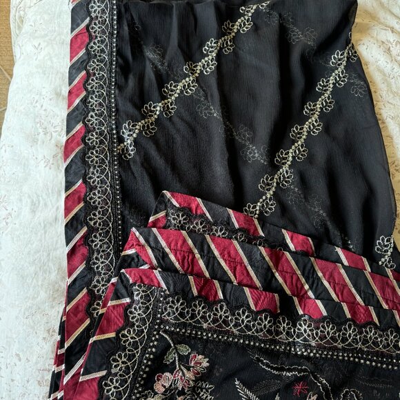 Gulaal Fancy Outfit - Never Worn - Picture 5 of 7